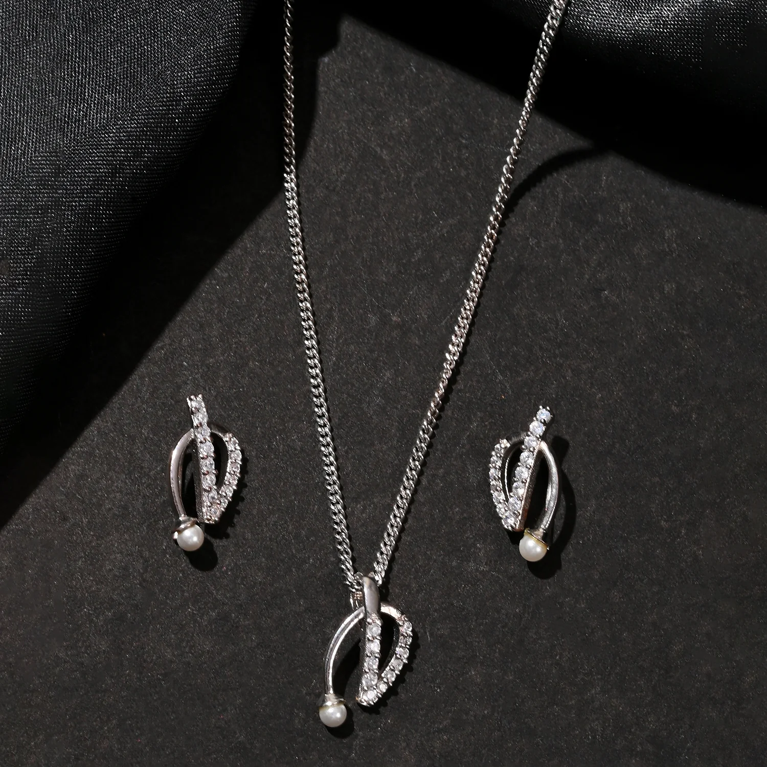 9 To 5 Chic American Diamond Pendant Set