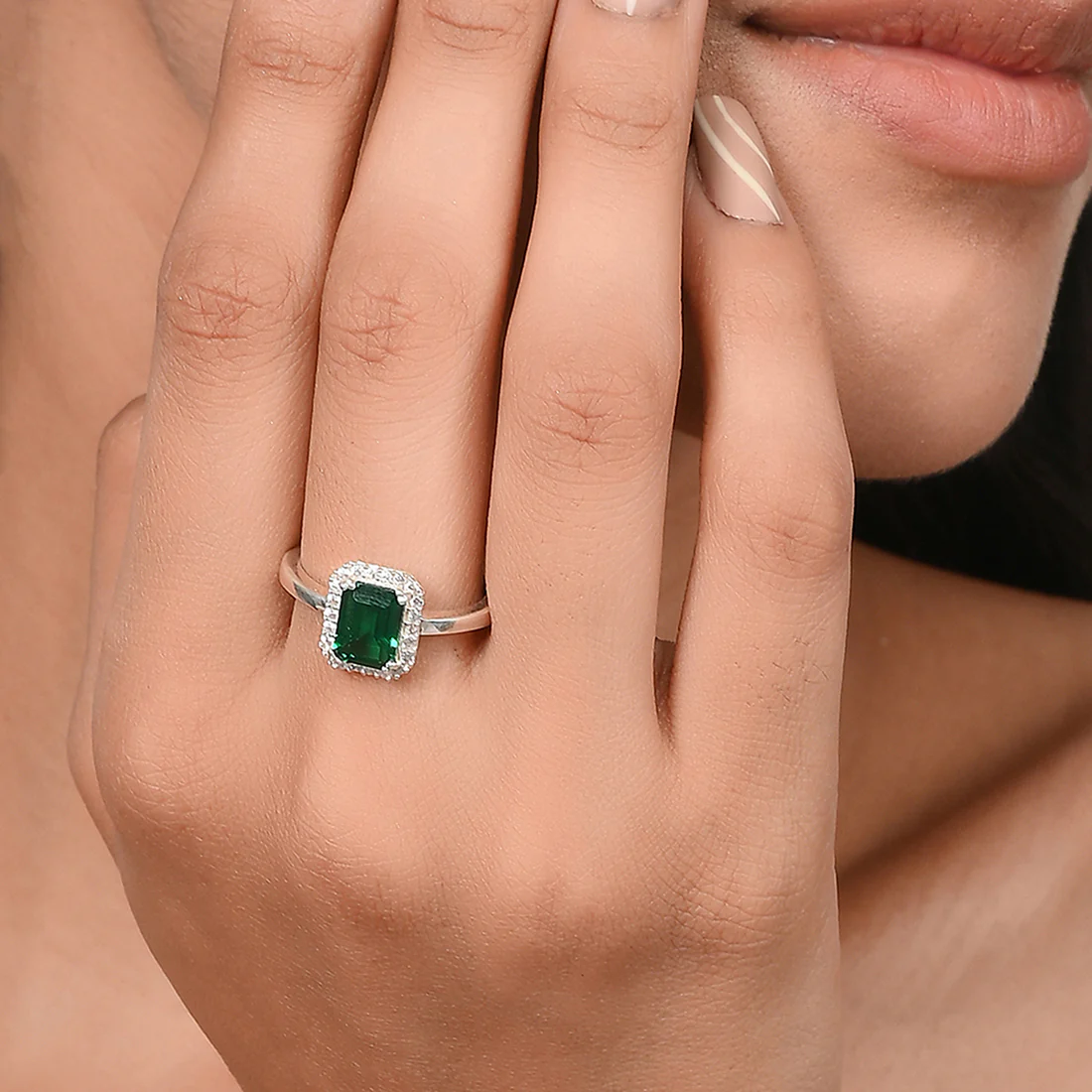 925 Sterling Silver Ring Studded With Green Stones - Image 2