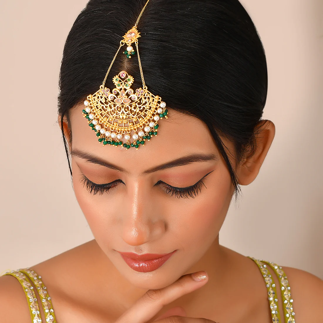 Abharan Ethnic White Pearls Maang Tika - Image 2