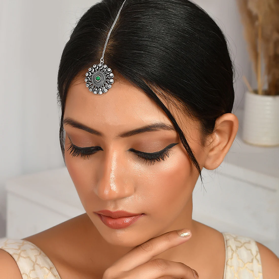 Abharan Green and White Round Cut Stones Maang Tika - Image 2