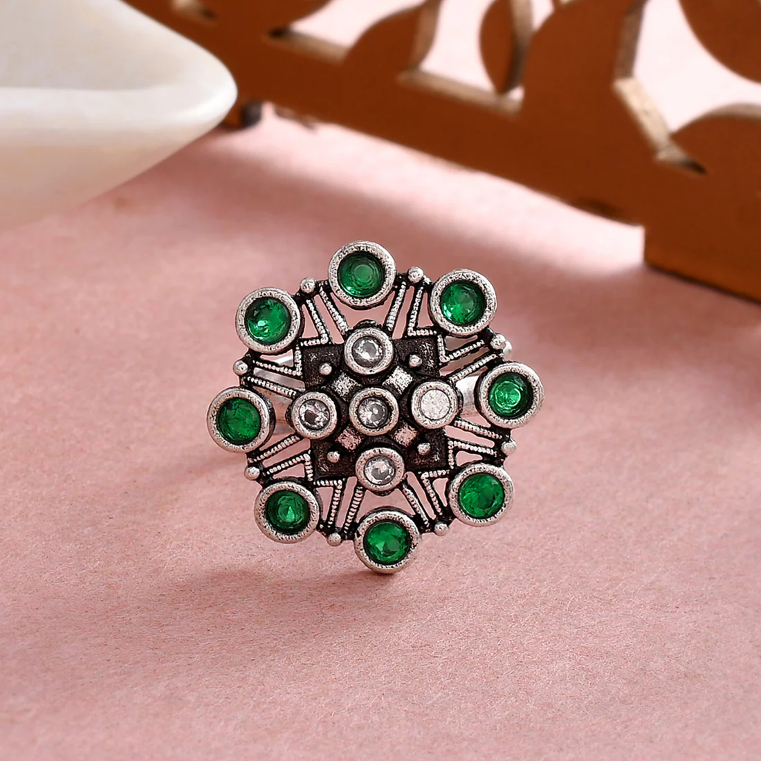 Abharan Green Round Cut Stones Floral Ring