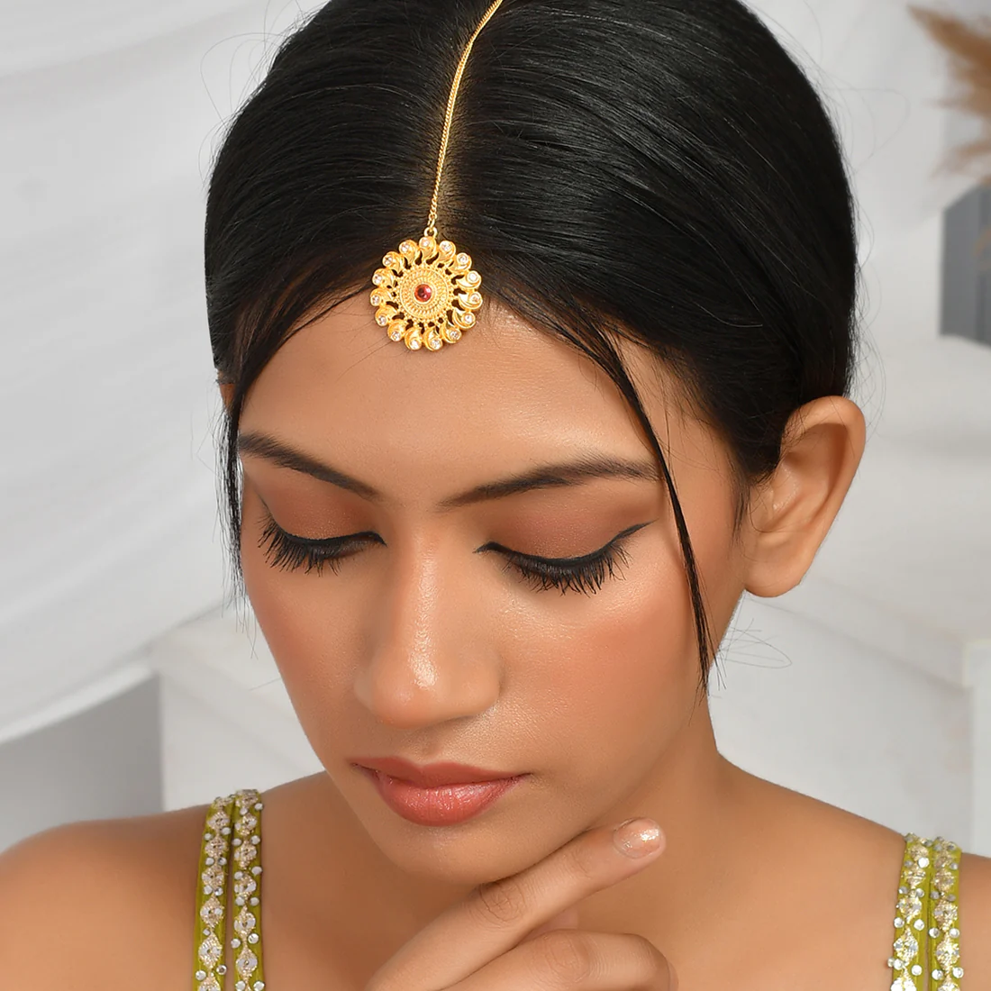 Abharan Red Stones Floral Maang Tika - Image 2
