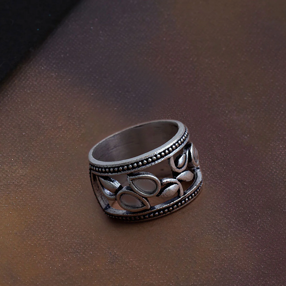 Amaira Leaves Motifs Band Ring