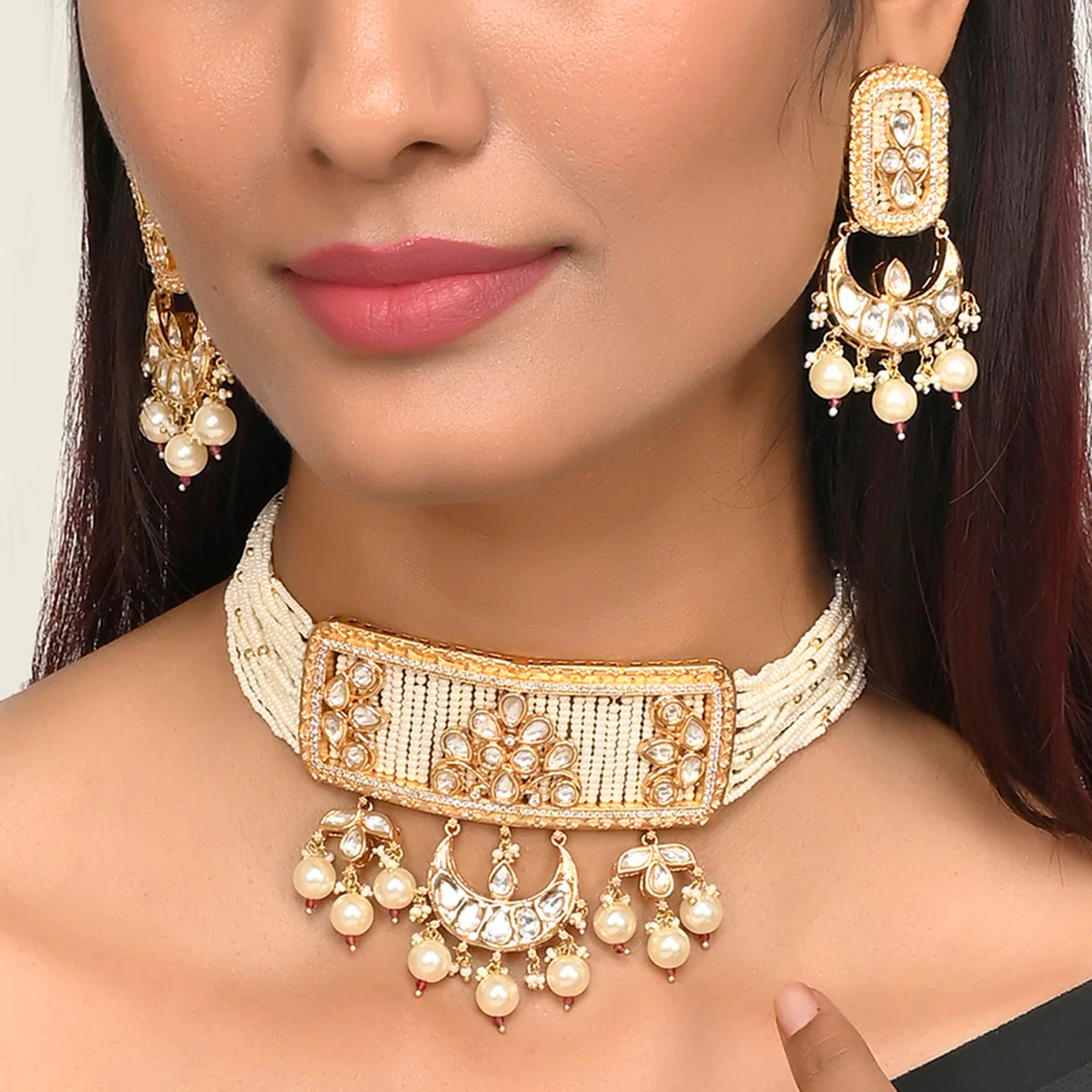 Heavily Embellished Faux Kundan and Pearls Gold Plated Jewellery Set - Image 2