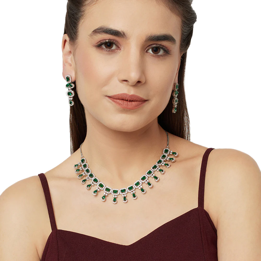 Attractive Necklace Set Studded With Green Stones - Image 2