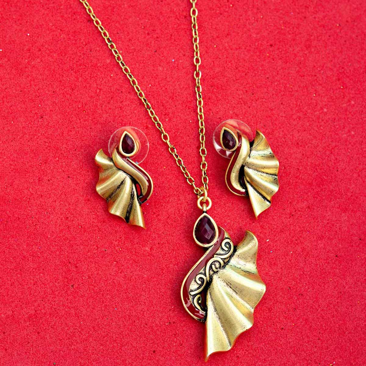 Bharatnatyam Drape Pleats and Gems Pendant Set