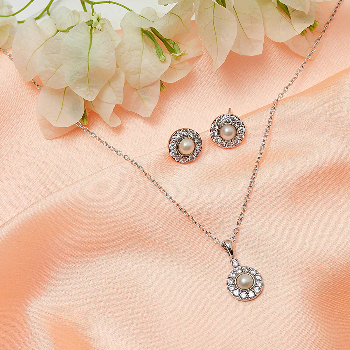Classic Pearly White Pendant Set