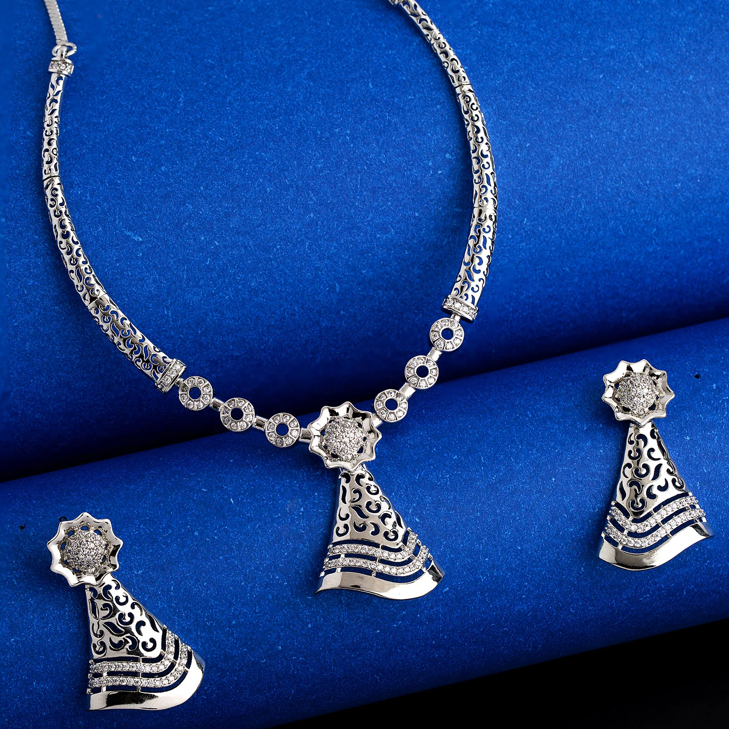 Cutwork Pattern Zircons Jewellery Set