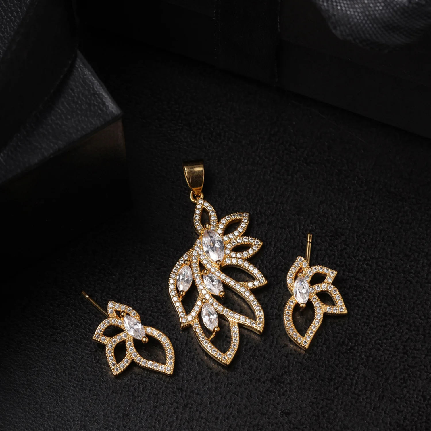 Designer Leafy Gold Plated Pendant Set