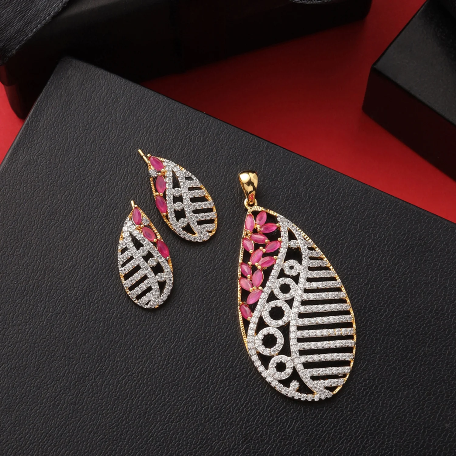 Designer Leafy Gold Plated Pendant Set