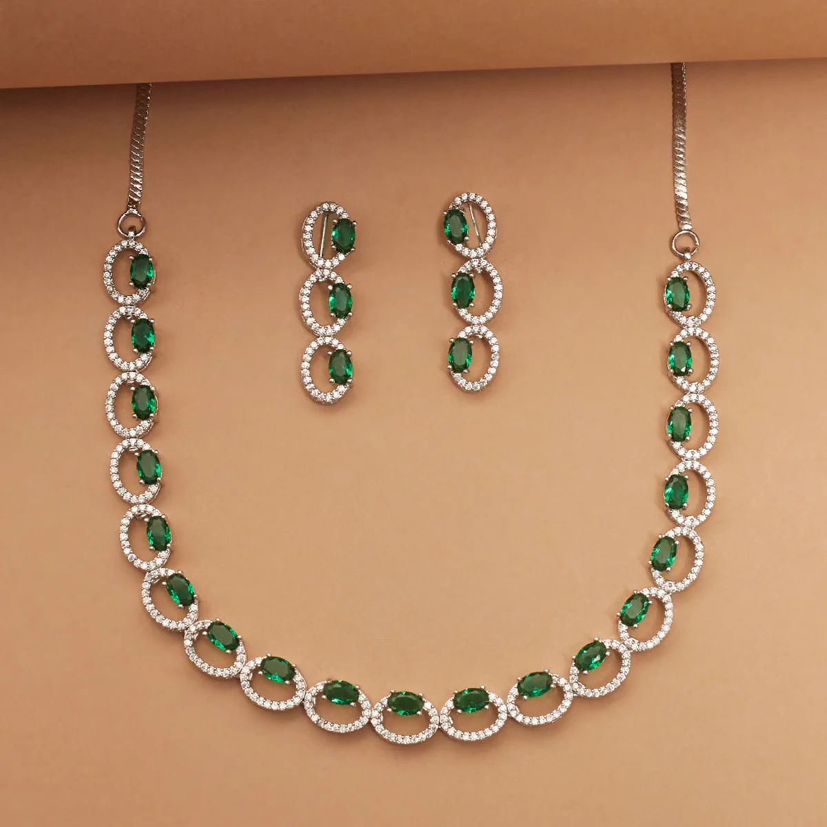 Elegance collection Necklace with green and silver gems