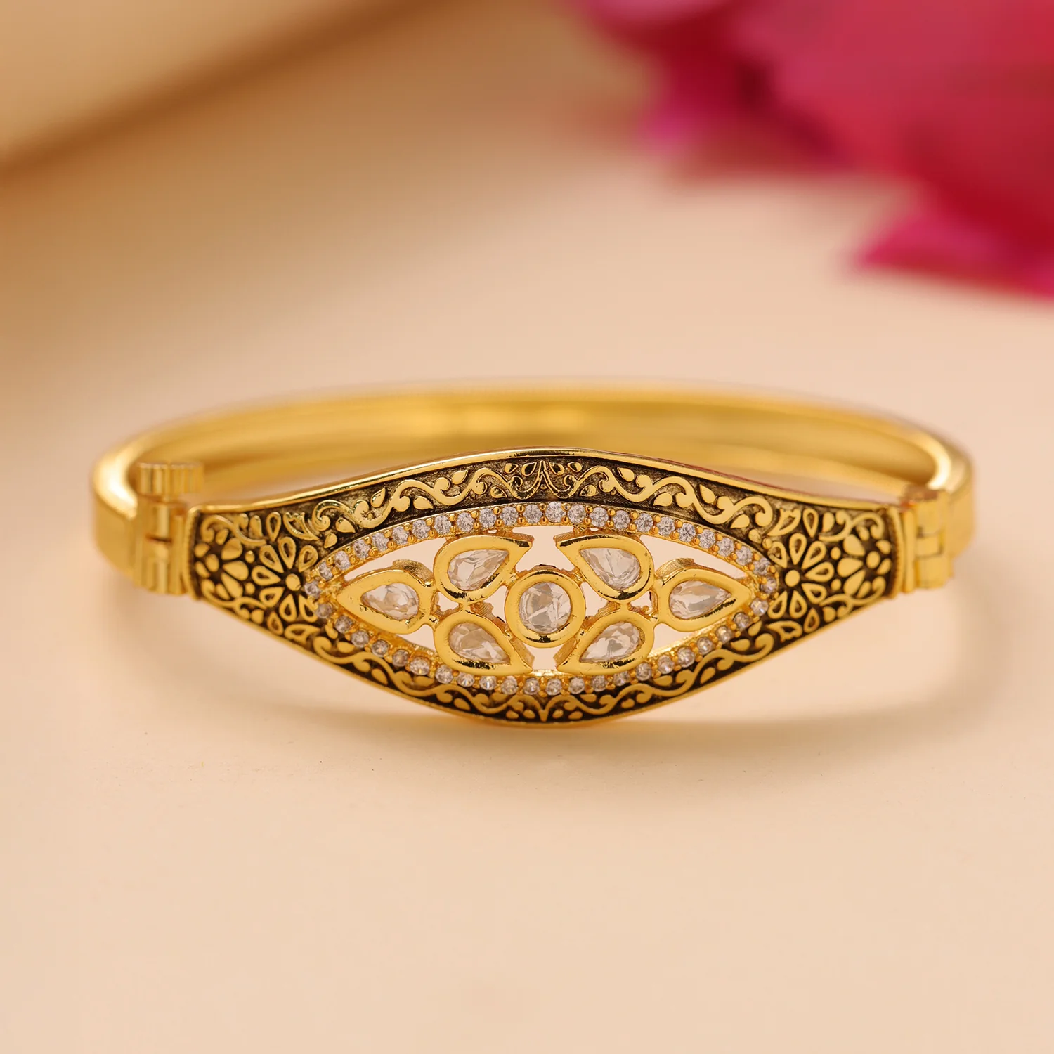 Gold Elegance Royal Noor Kundan Bracelet