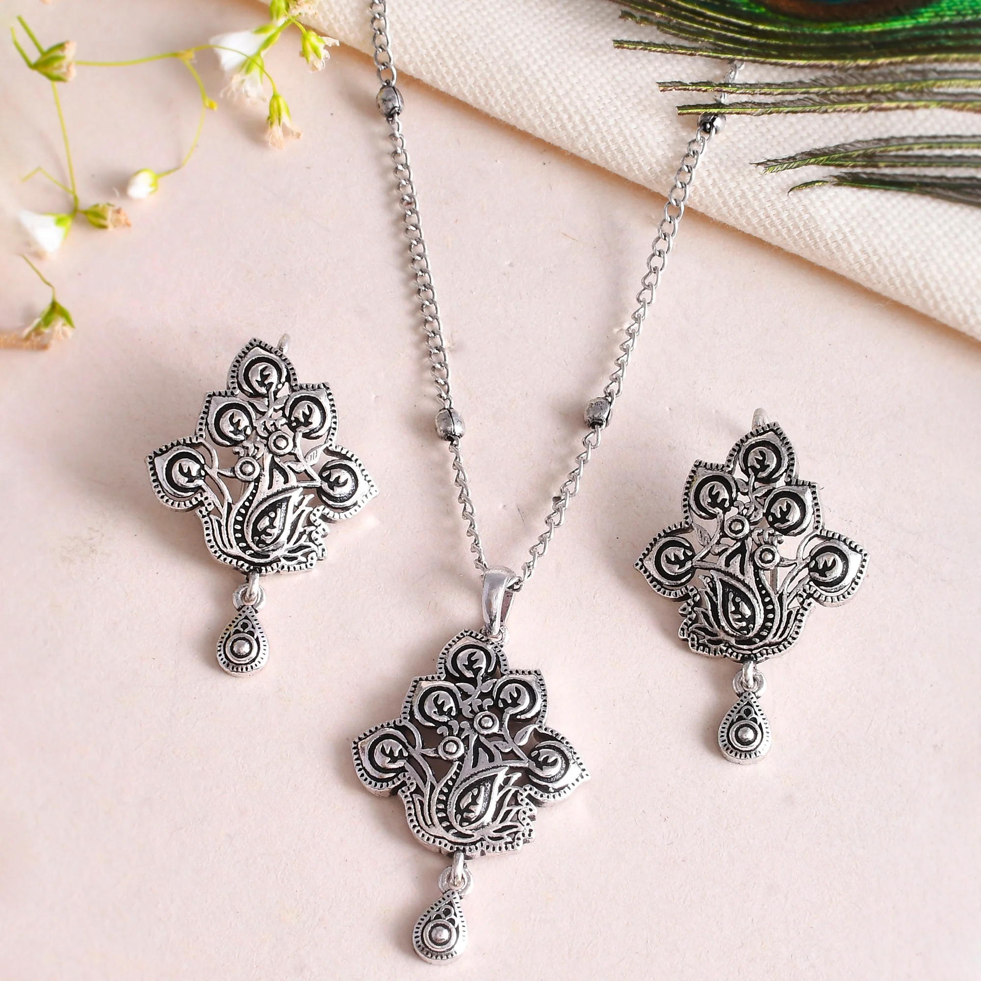 Morni Medhaavi Pendant Set