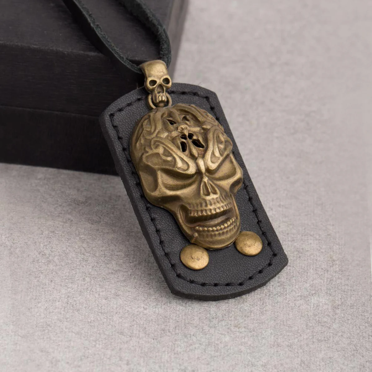 Oxidized Skull Detailing Pendant With Chain