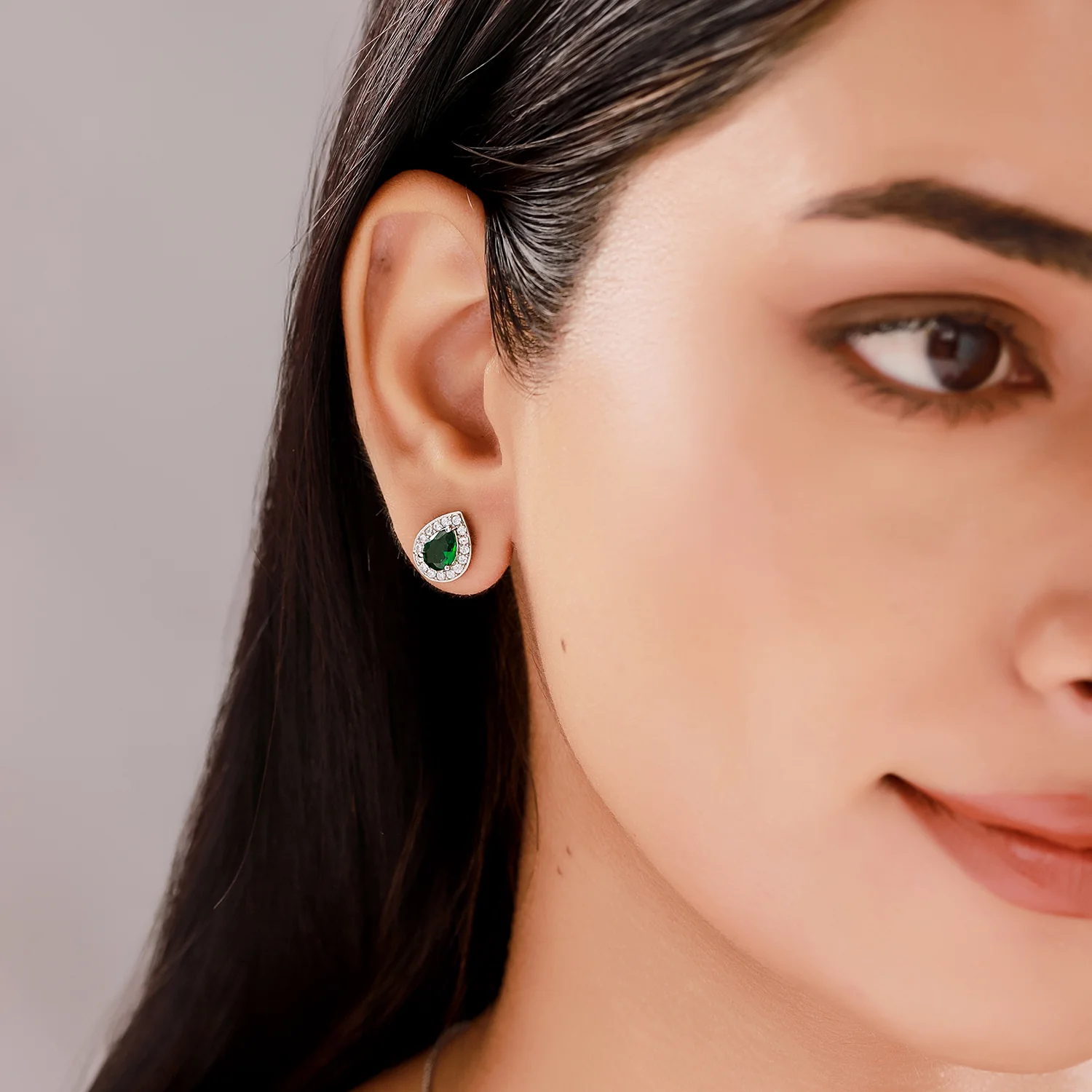 Sparkling Elegance Emerald Glow Pendant Set - Image 3
