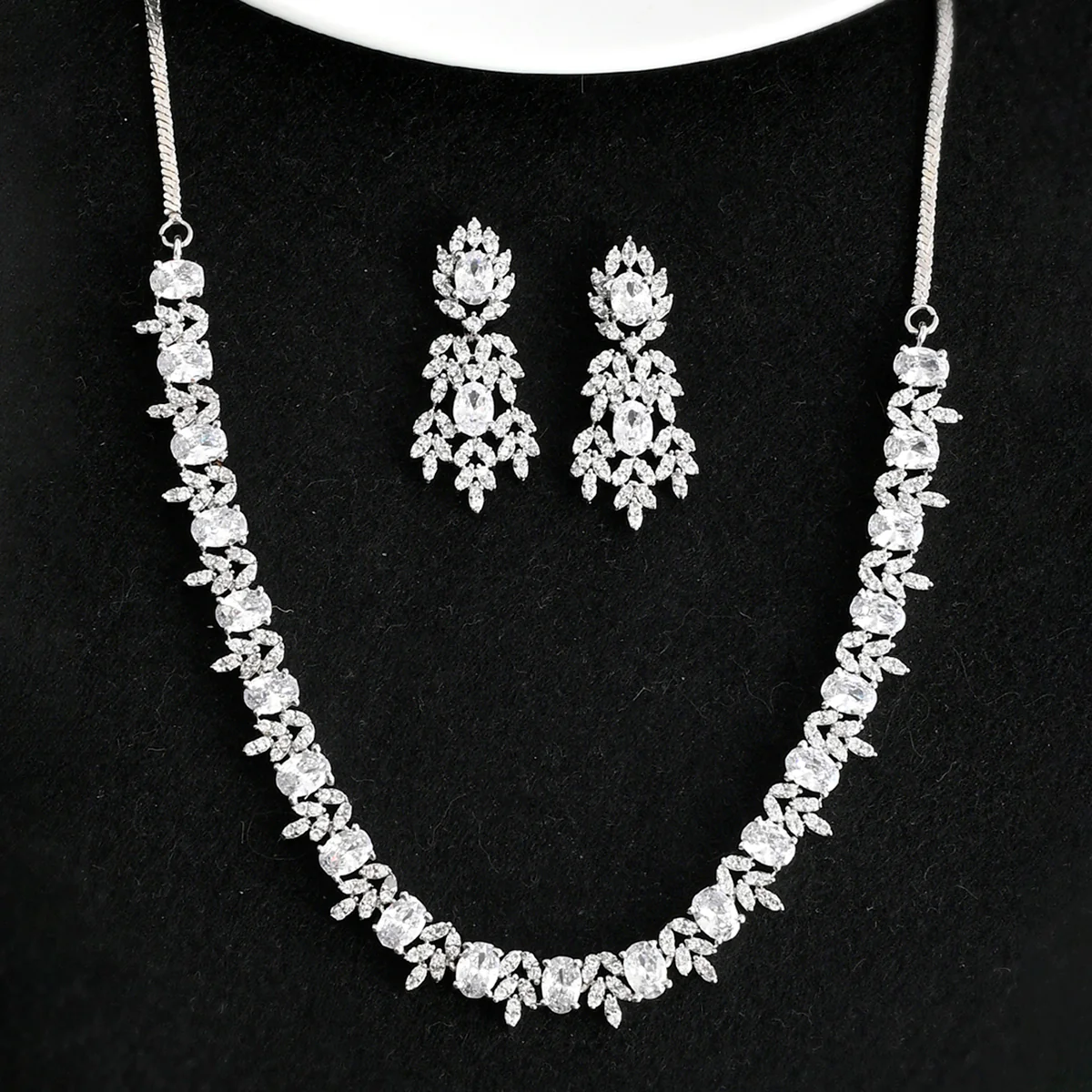 Sparkling Elegance Floral Motifs Jewellery Set