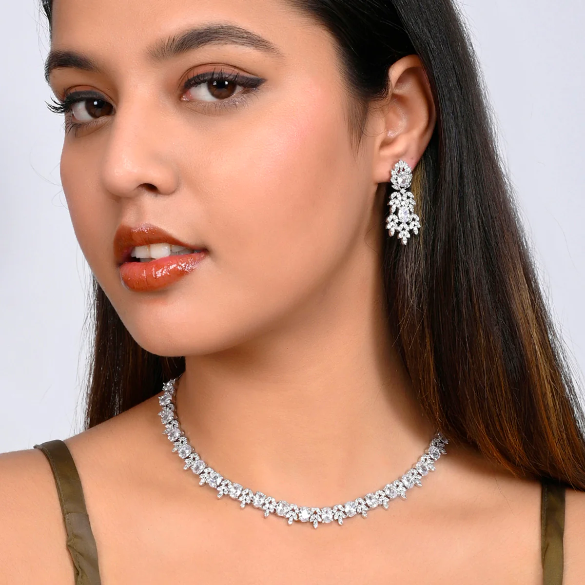 Sparkling Elegance Floral Motifs Jewellery Set - Image 2