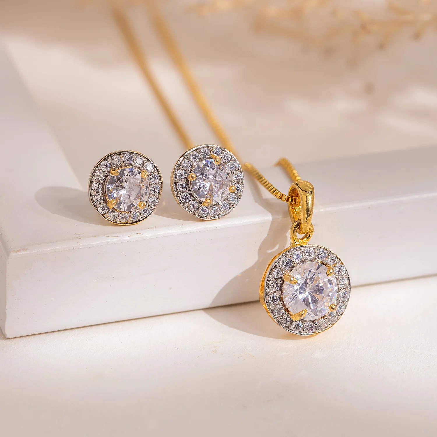 Sparkling Elegance Golden Glow Pendant Set