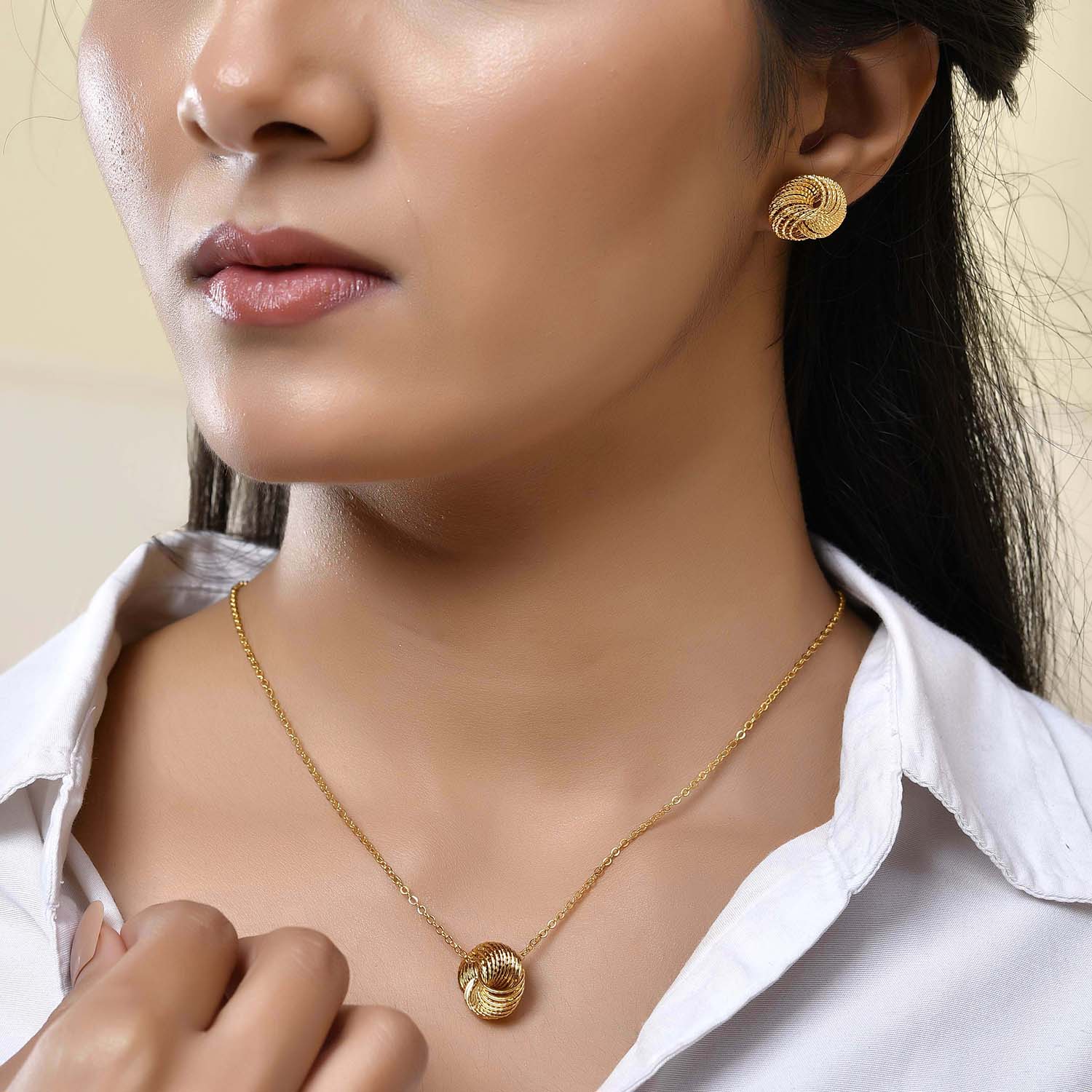 Sparkling Elegance Golden Reverie Pendant Set - Image 2