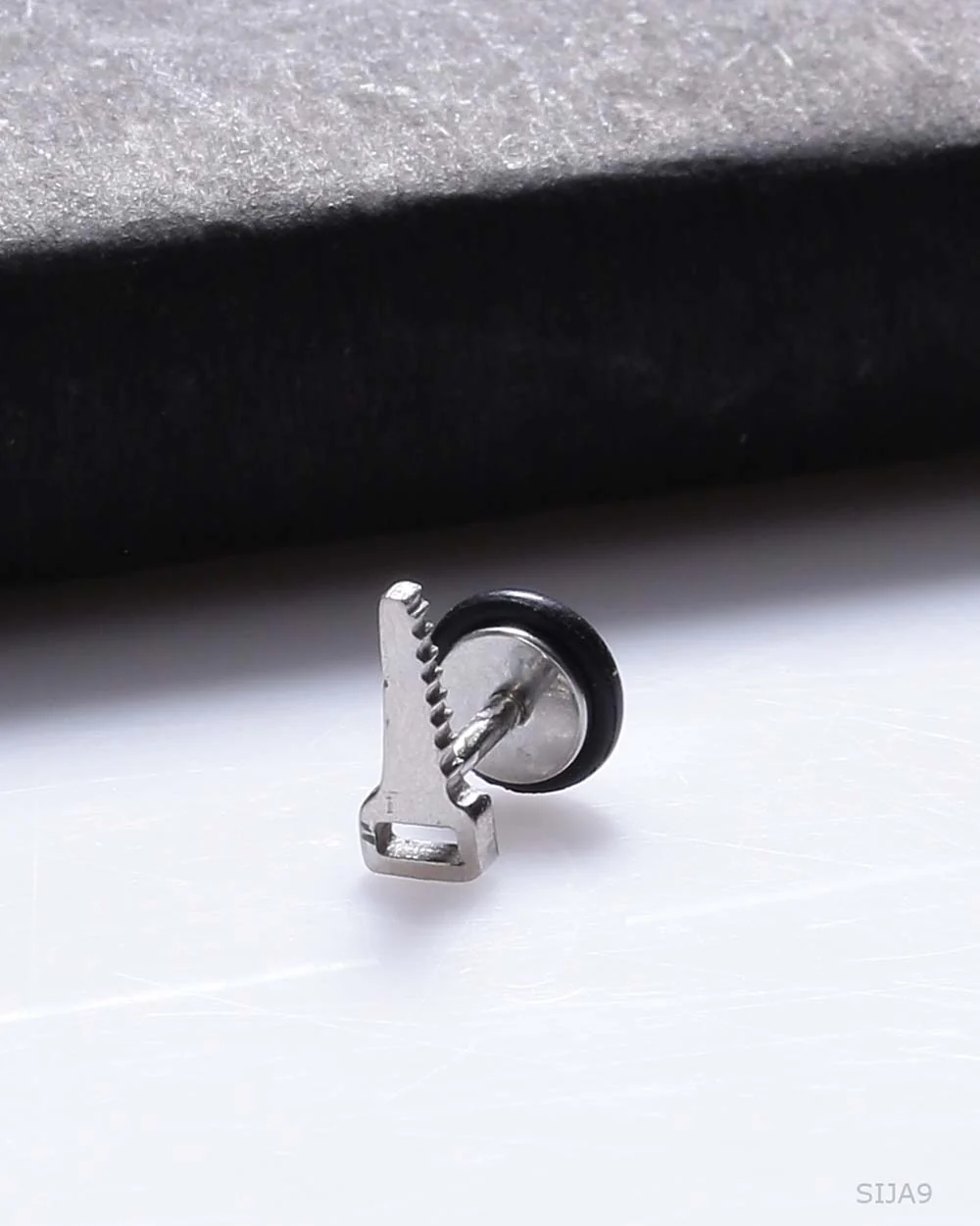 Stud Out Key Pattern Earring